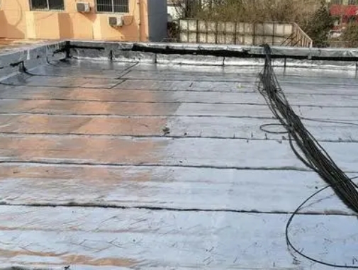 揭阳卫生间漏水维修公司分享下揭阳屋面楼顶防水刚性防水层施工要点。